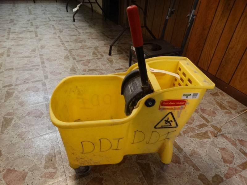 lot 2118 image: Rubbermaid Mop Bucket With The Wringer