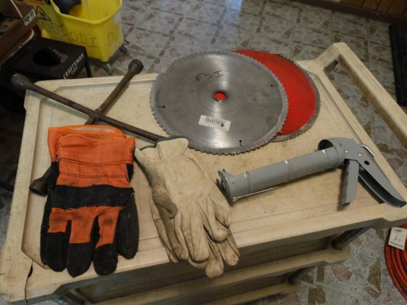 lot 2129 image: Caulking Gun, 4-Way, Saw Blades, & Gloves