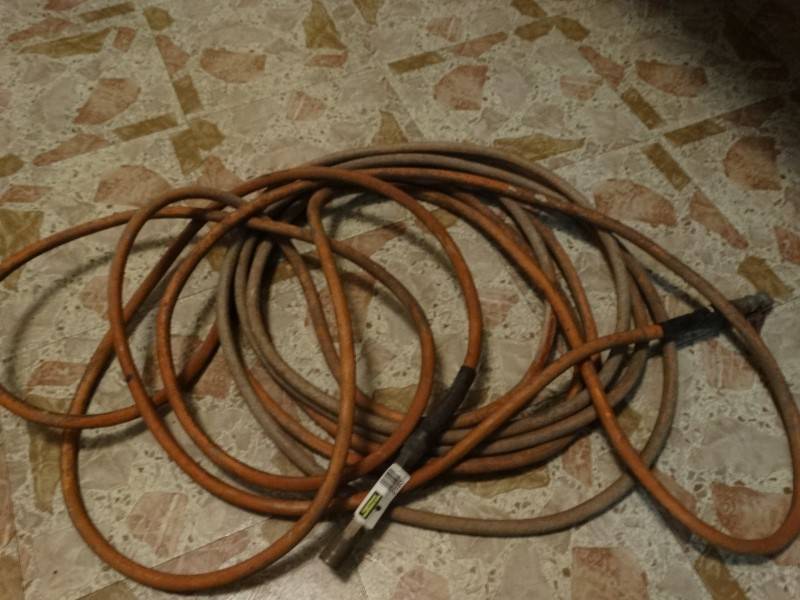 lot 2185 image: Air Hose With Locking Chuck