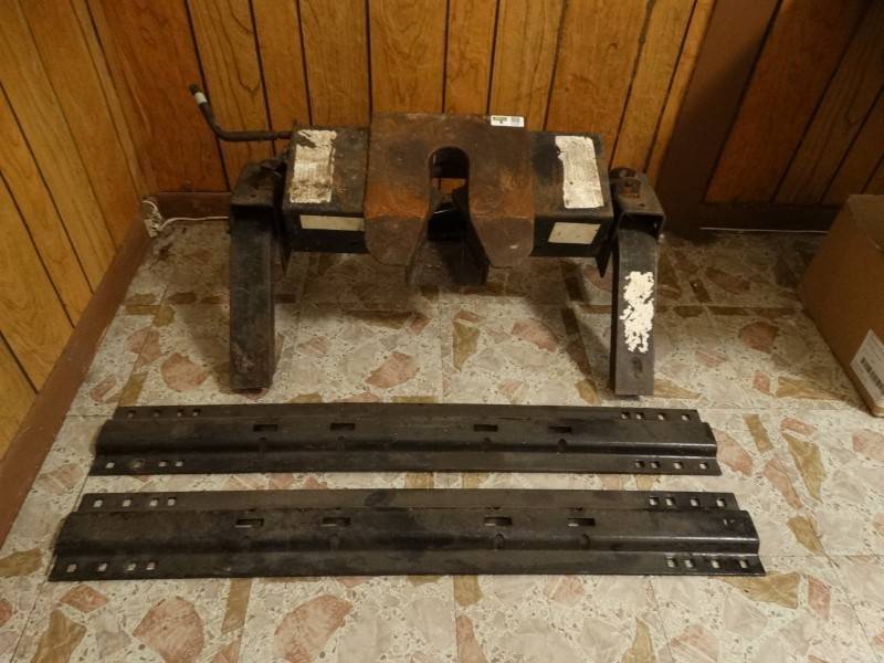 lot 2187 image: Reese Fifth Wheel Hitch