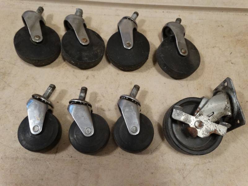 lot 2192 image: Lot Of 8 Castors