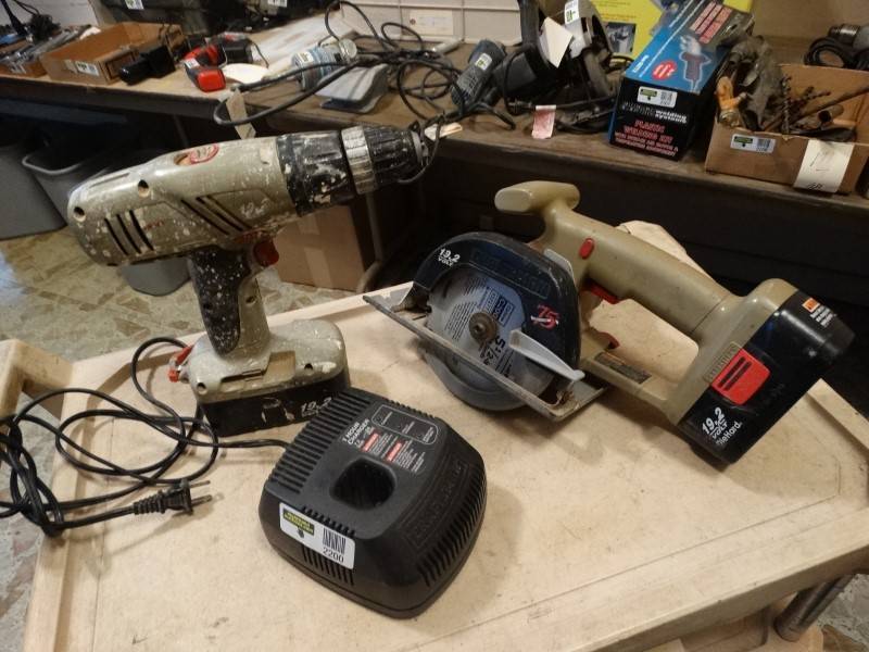 lot 2200 image: Craftsman 19.2V Circular Saw WBattery and Charger. Works - See Notes