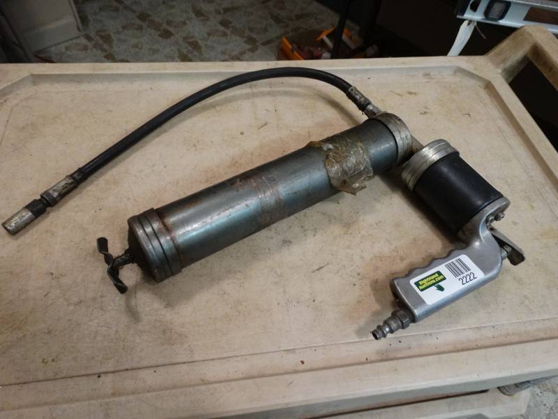 lot 2222 image: Pneumatic Grease Gun