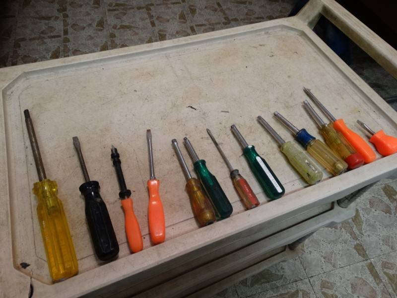 lot 2224 image: Screwdrivers, Socket Drivers, Awl, Clutch Head