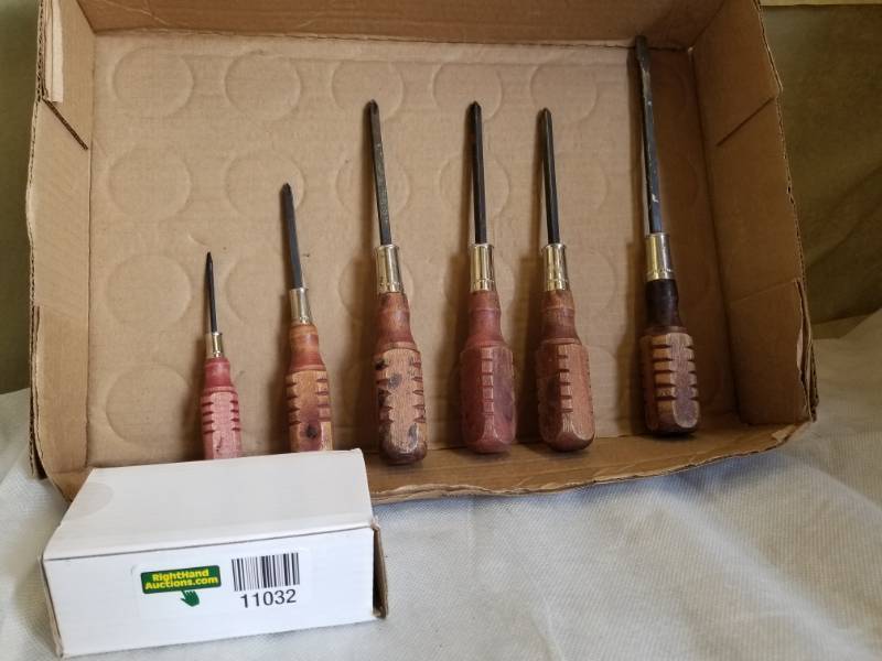 lot 11032 image: Set of 6 wooden handled screw driver set and battery operated shaver