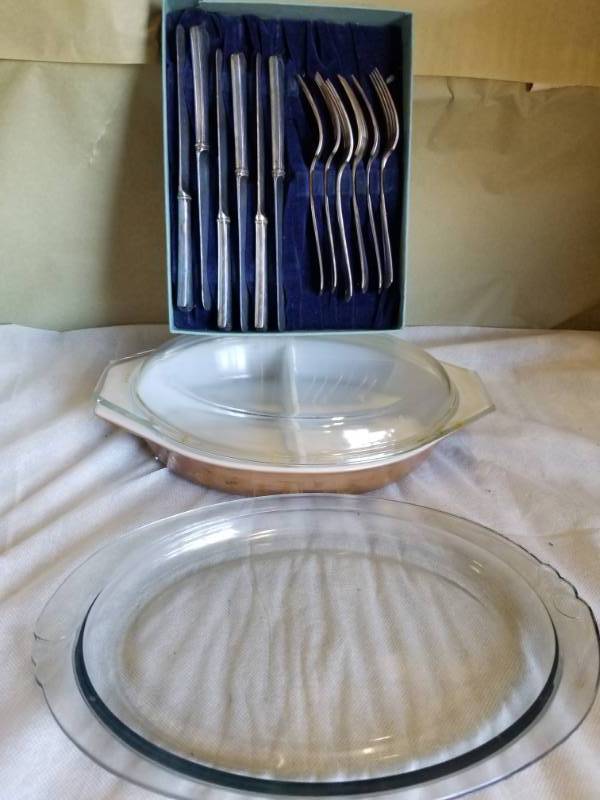 lot 11066 image: Vintage serving ware