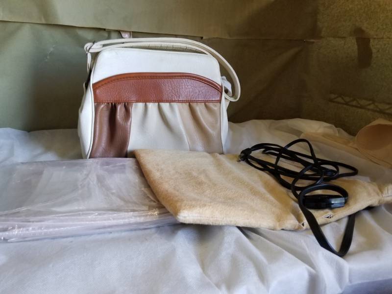lot 11068 image: Vintage Electric Heating Pad, Vintage Purse, 6 Plastic Shoulder Covers