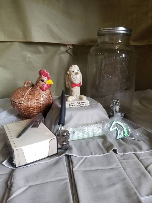 lot 11073 image: 2-Gal Beverage Dispenser, Horse Head Shaped BottleCan Opener, A Sillisculpt by Russ Berrie, Ceramic Chicken  Catchall