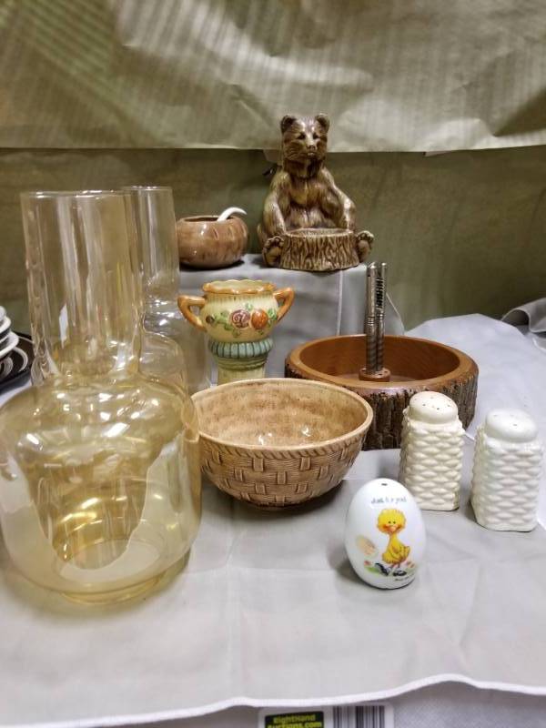 lot 11099 image: 1976 Enesco Suzys Zoo and home decor
