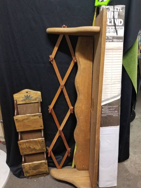 lot 11108 image: Wood Plate Shelf, Mini Blinds, Accordion Style Wood Expandable Wall Rack For Hat, Cap, Belt,, Vintage Solid Wood Mail Organizer Wall Hanging