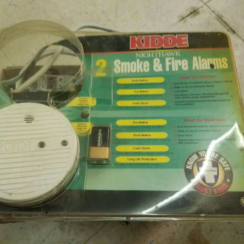 lot 12036 image: Smoke Detector, 3 Power Strips, Long Shoe Horn