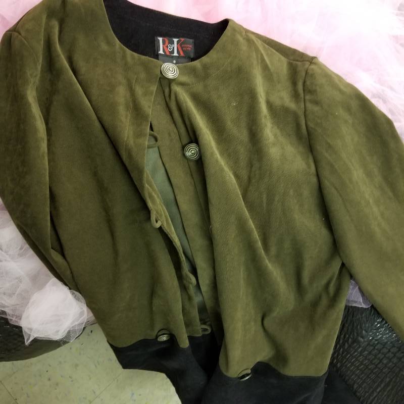 lot 12055 image: Size 8 R&K Suede Button down Top, Medium womans Tops