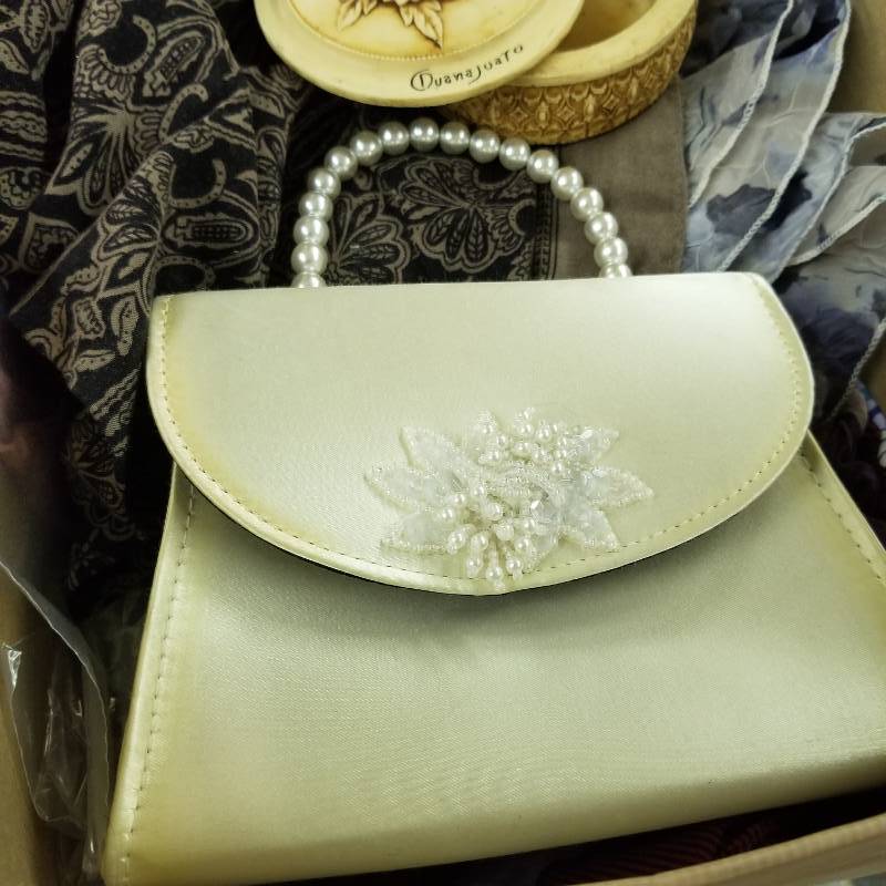 lot 12098 image: Ladies Scarves, Handkerchiefs and Small Purse