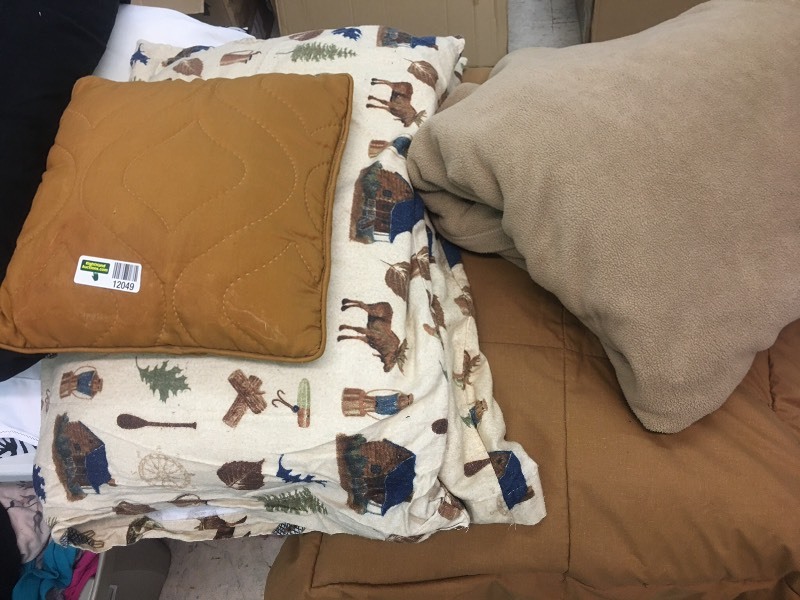 lot 12049 image: Bed Linens
