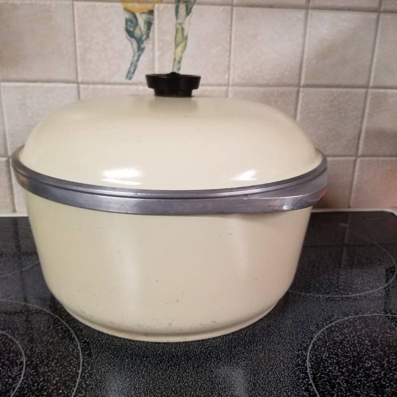 lot 11560 image: Vintage Club Supra Dutch Oven Pan Large 8qt Tan Off White Pot W Dome