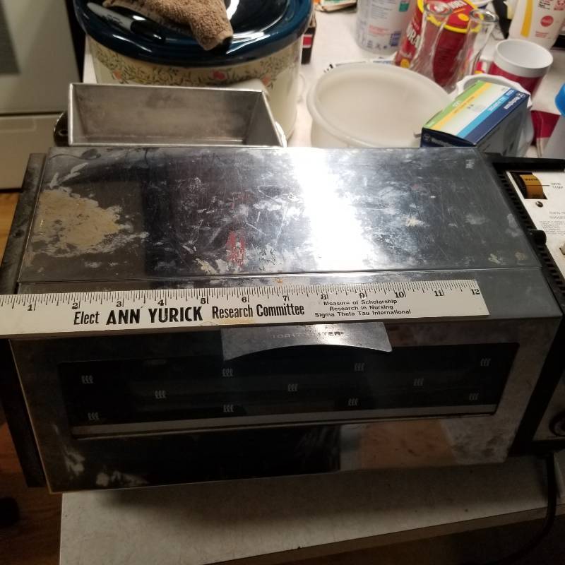 lot 11569 image: Vintage 1970s Toastmaster Continuous Cleaning Tabletop Oven Broiler