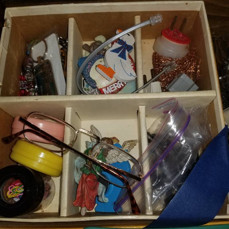 lot 11580 image: An assortment of drawer trinkets