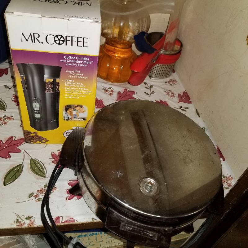 lot 11582 image: Vintage toastmaster belgian waffle maker, Mr Coffee coffee grinder