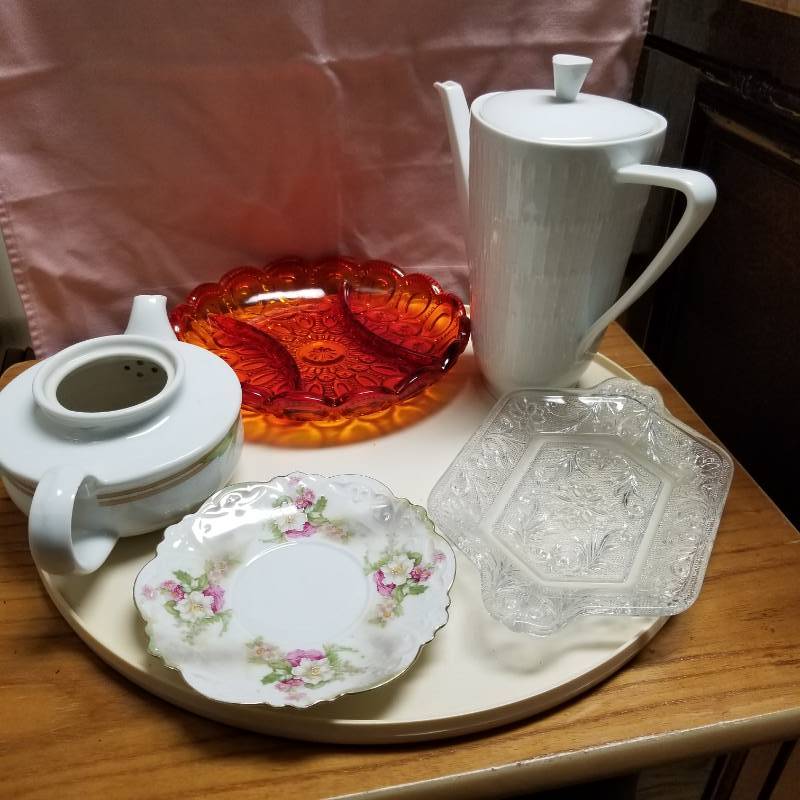 lot 11602 image: Mid-Century Lorenz Hutschenreuther coffee pot, Apart pattern, circa 1958, VINTAGE RAMCON MANUAL CITRUS JUICER WHITE AND CHROME, Vintage Amber Glass Divided Dish
