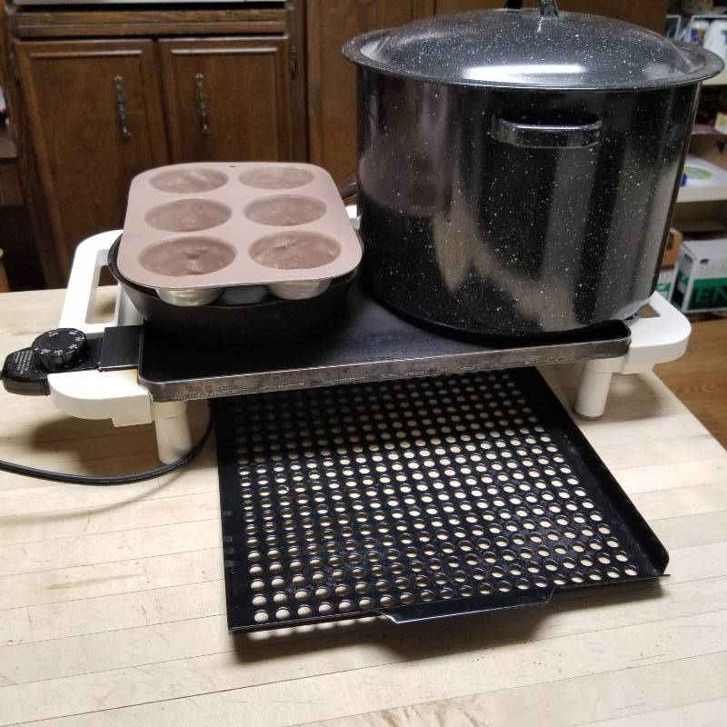 lot 11609 image: Cast Iron Pan, Electric Skillet, Stock Pan and accessories