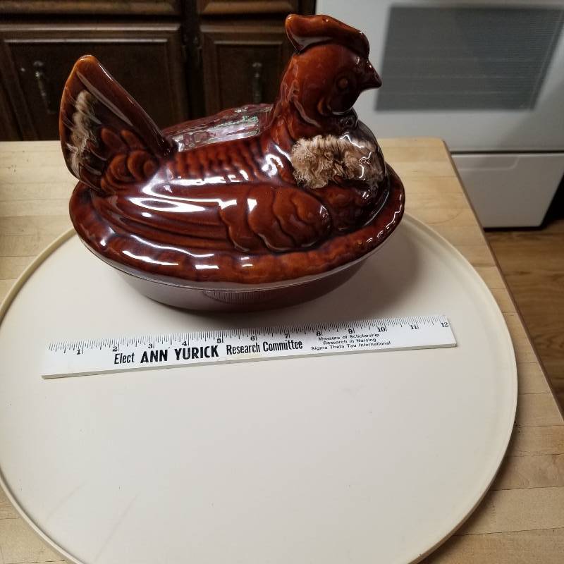 lot 11611 image: Vintage HULL POTTERY Hen on Nest Casserole Baking Dish Brown Drip H.P. Co USA