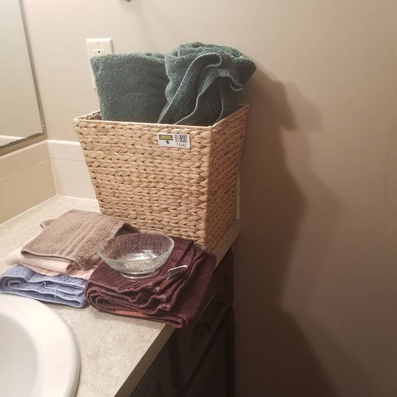 lot 11642 image: Rattan Basket, Two Bath Towels, Hand Towels and Soap Dish, Floor Rug