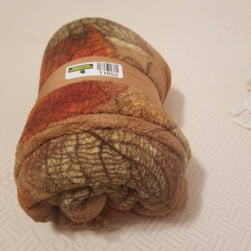 lot 11653 image: Autumn Throw and Twin Size Quilt and Sham