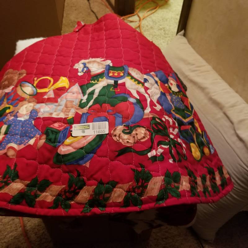 lot 11655 image: Christmas Tree Skirt, Christmas Table Runners, Batting