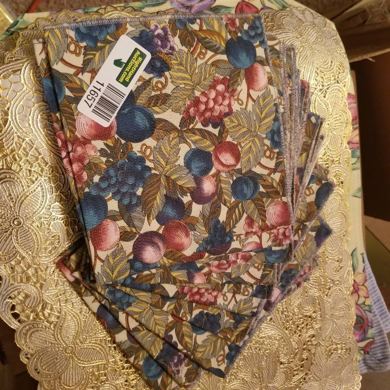 lot 11657 image: Placemats and Cloth Dinner Napkins
