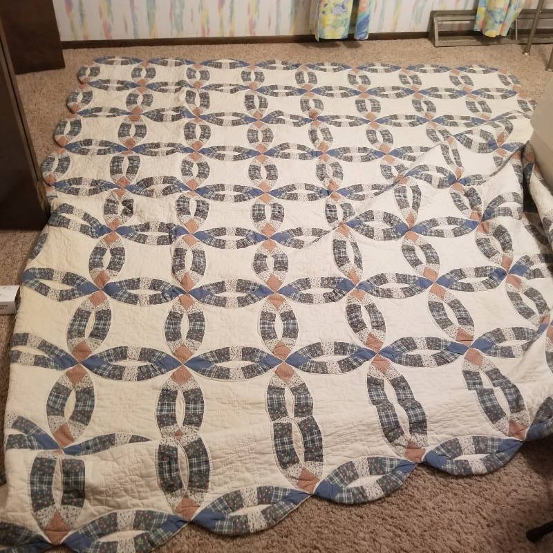 lot 11661 image: Amish Wedding Ring Quilt, Patchwork Quilt, Quilted Bedspread, Queen Size Quilt,
