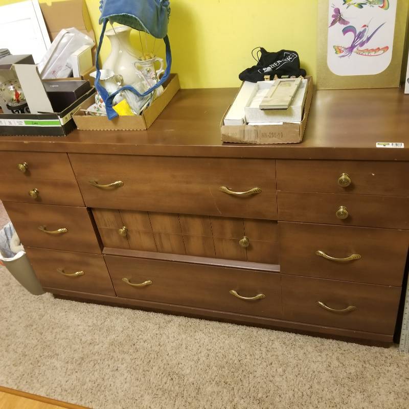 lot 11672 image: Vintage 6 Drawer Dresser