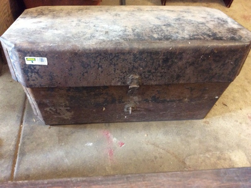 lot 11517 image: Vintage Metal Box