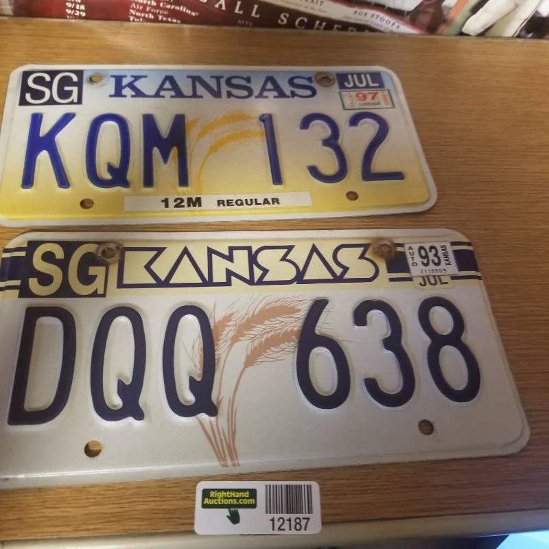 lot 12187 image: 2 Tags for vehicles, 4 posters, 2 each of the Sooners