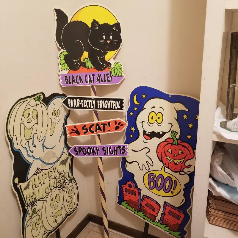 lot 12203 image: 3 Spooky Halloween Signs