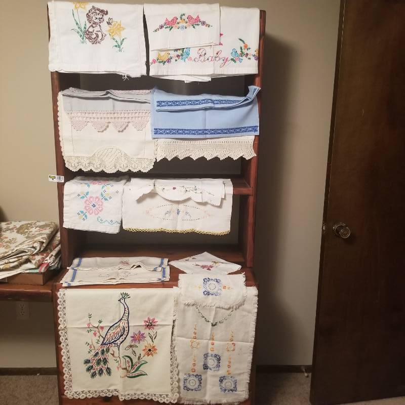 lot 12229 image: Vintage Embroidered Hand Towels and Napkins