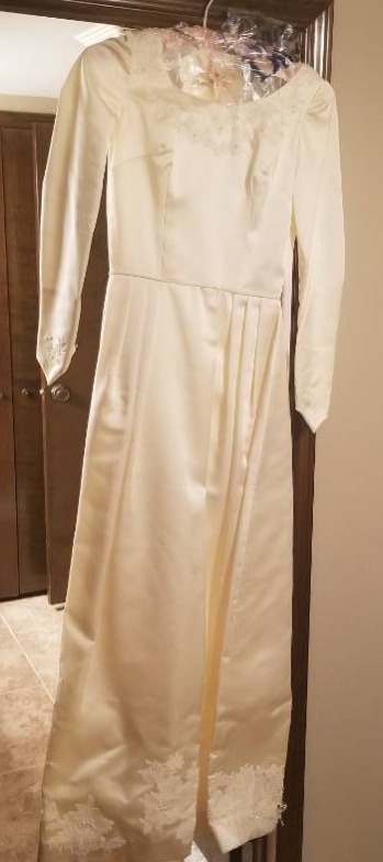 lot 12236 image: Vntage Ivory Wedding Dress and Vail