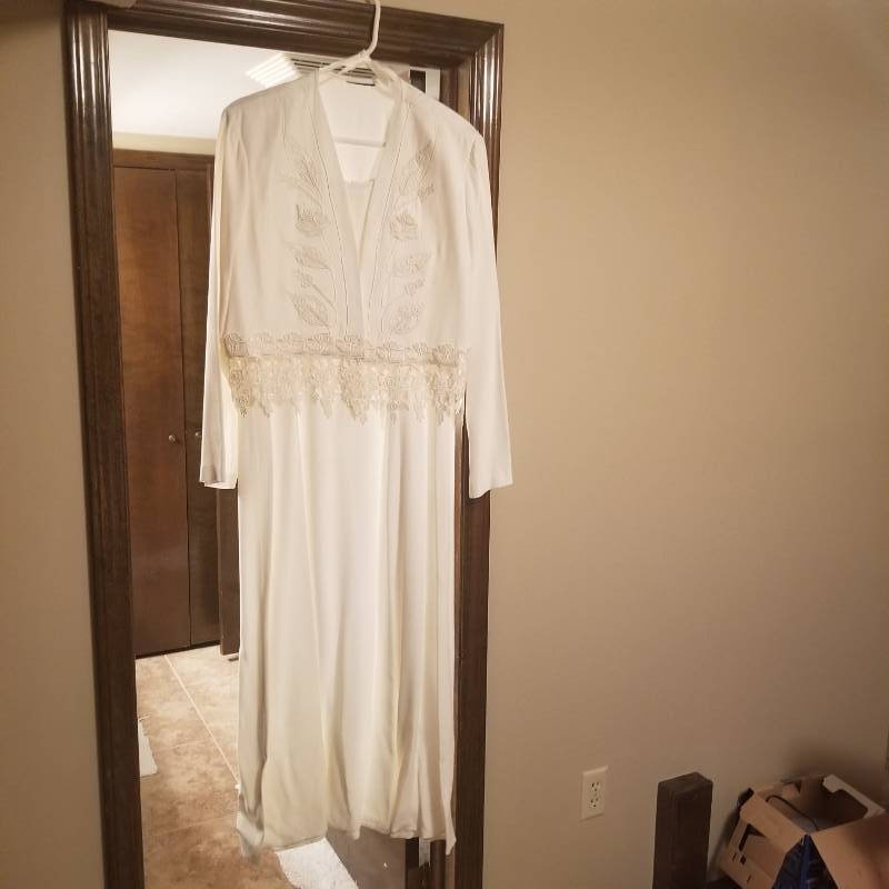 lot 12237 image: Beautiful White Formal Dress, size 16