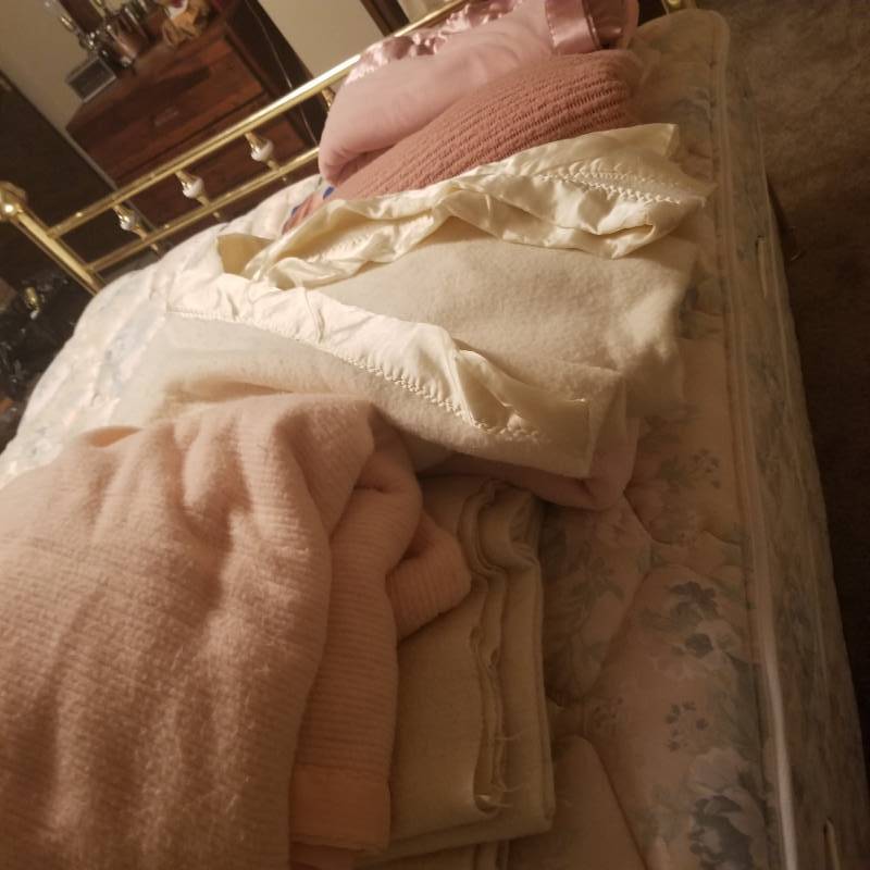 lot 12246 image: Lot of Blankets
