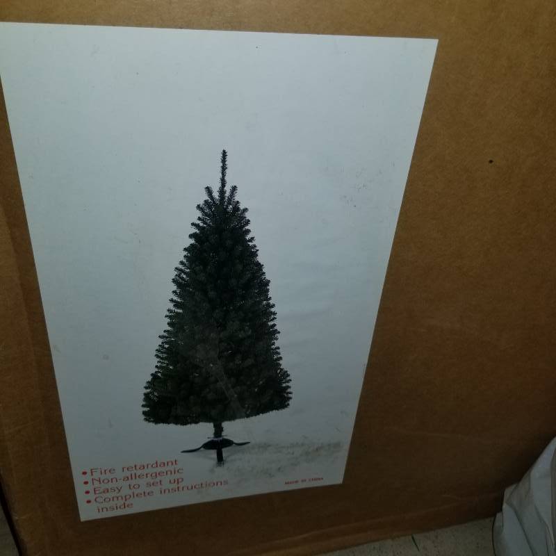 lot 12266 image: Christmas Tree, Batting