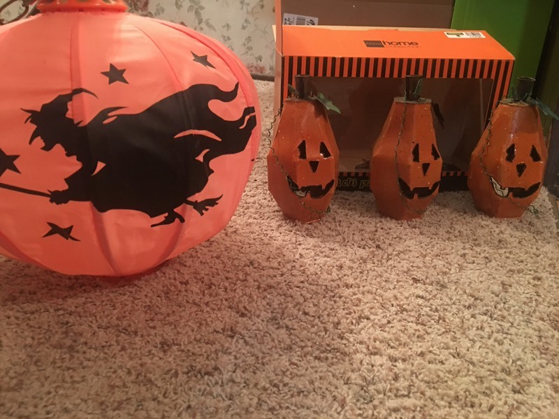 lot 11706 image: Jack-o-Lanterns