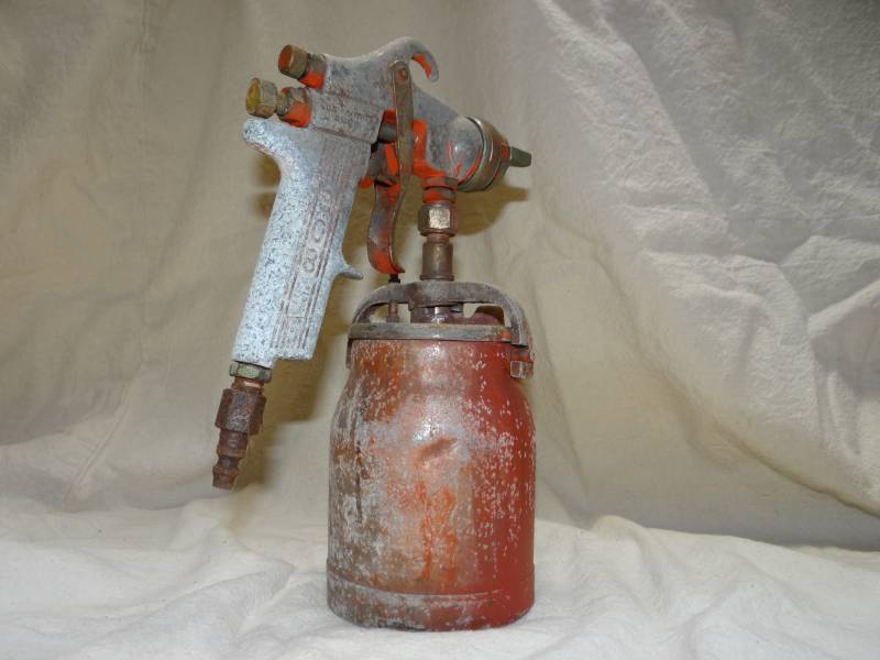 lot 4003 image: Paint Spray Gun and Cup - Tested to blow through