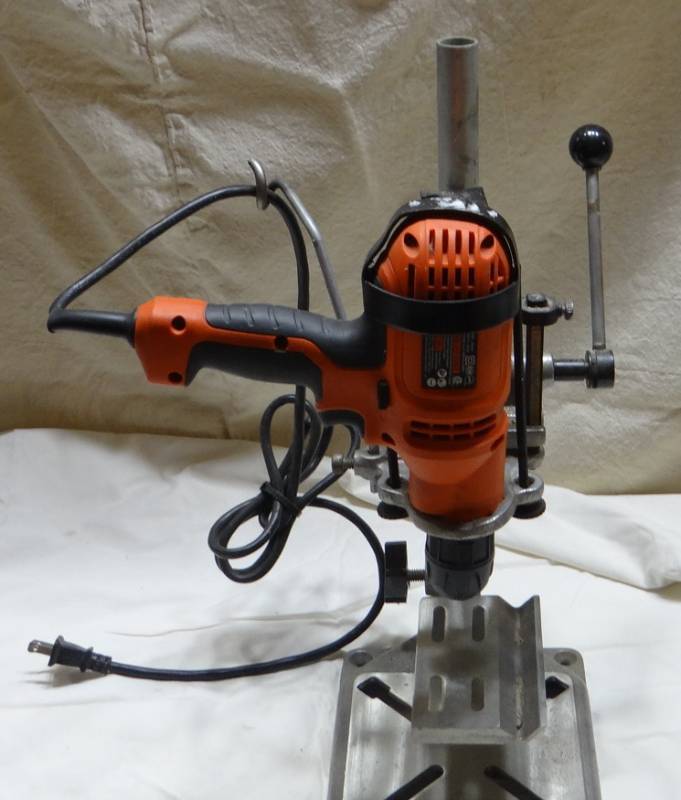 lot 4098 image: Drill Press - Works, Doesnt Take a Lot of Room