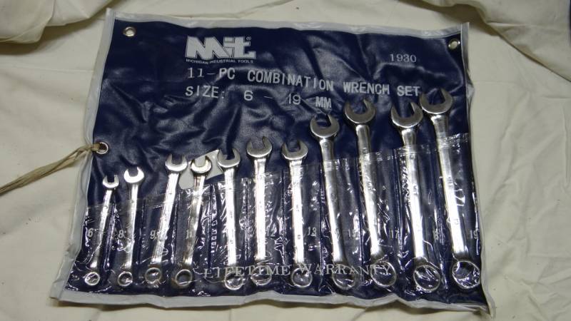 lot 4115 image: Nice Wrench Set in the Carrier