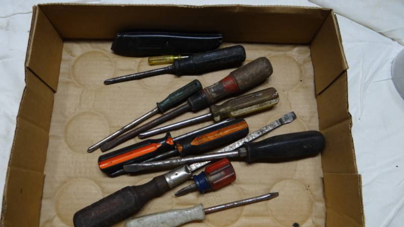 lot 4144 image: Flat of Screwdrivers and Box Knife