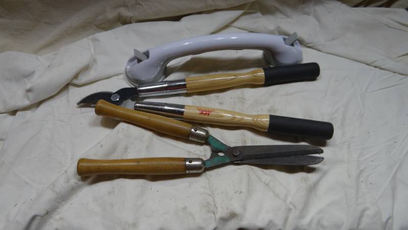 lot 4158 image: Gardeners Shears and Loppers, Suction Handle