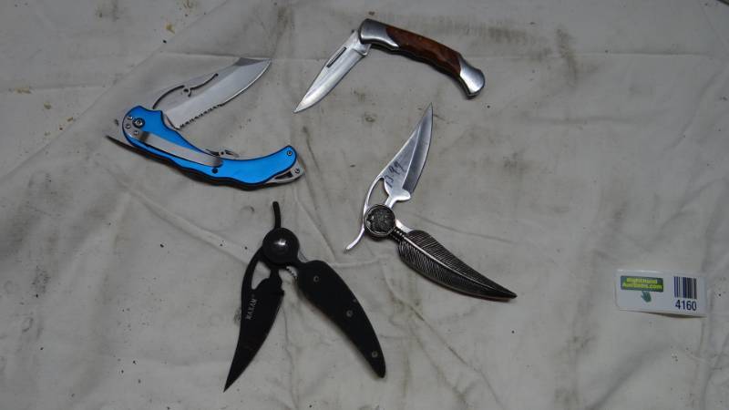 lot 4160 image: Pocket Folding Knives - Lot of Four