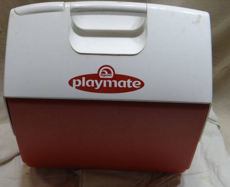 lot 4033 image: Igloo Playmate Cooler