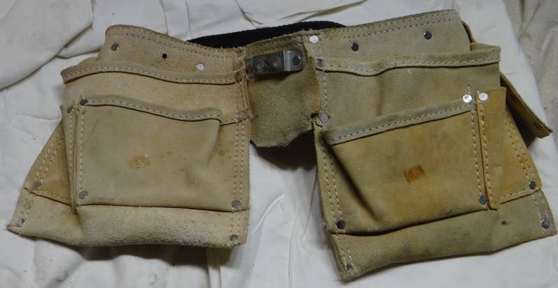 lot 4061 image: Carpenters Double Tool and Nail Pouch