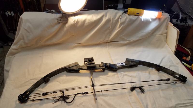 lot 9024 image: Compound Bow - Bear  Thunder - Deer Buster