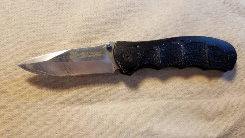 lot 9188 image: Smith & Wesson Extreme Ops Locking Knife with Belt Clip